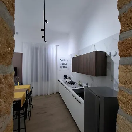 Donna Rosa House شقة